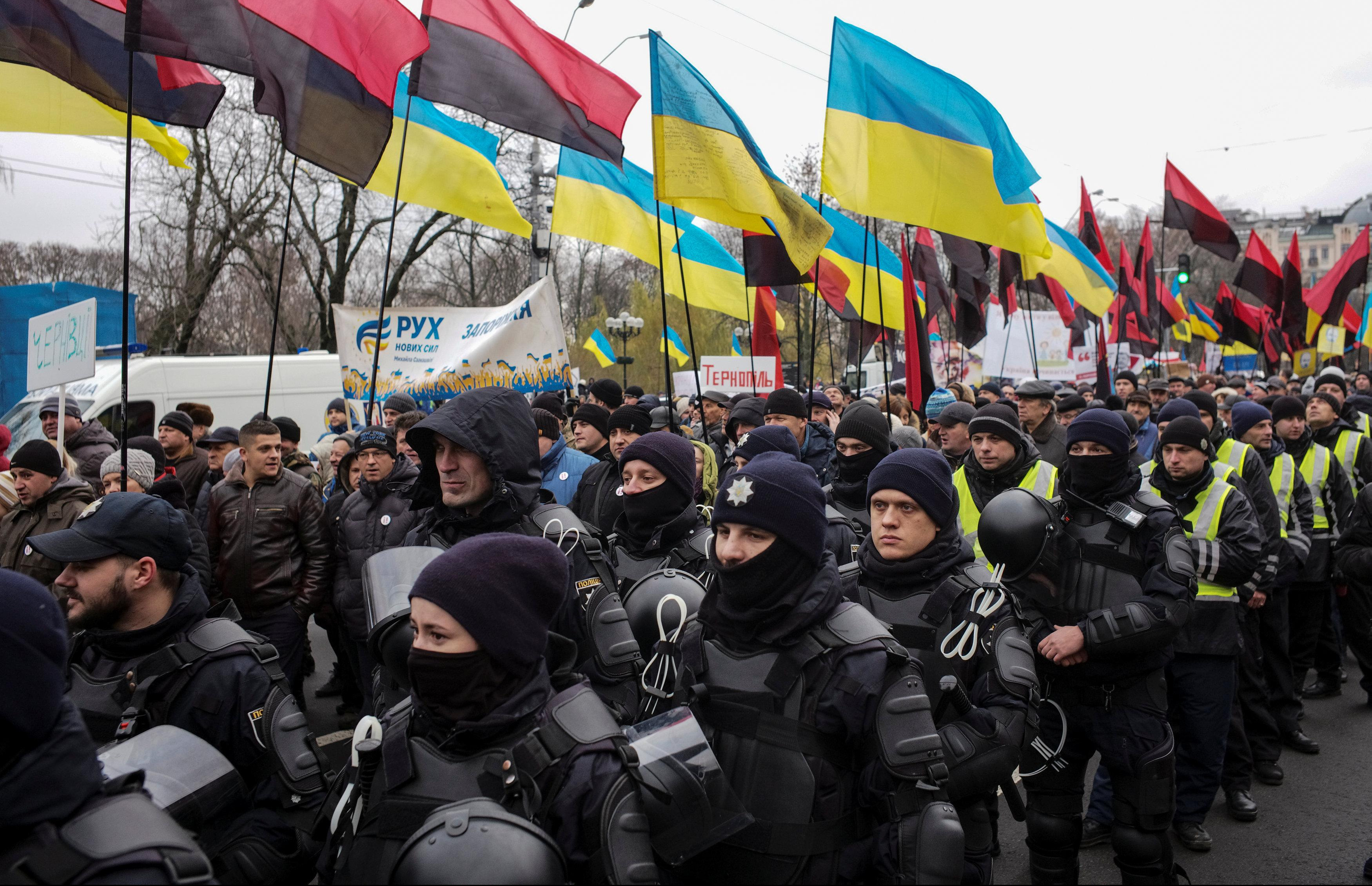 DRAMA U UKRAJINI: Šakašvilijeve pristalice blokirale bodljikavom žicom TV studio u Kijevu, traže ostavku Porošenka!   